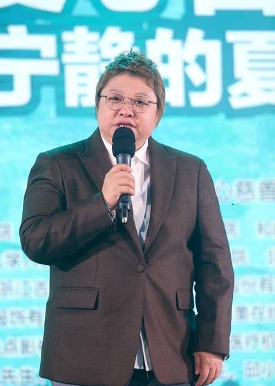 韩红持续闪耀音乐巨星光芒，公益事业路上不断前行